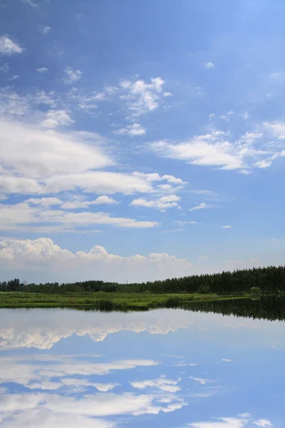 Озеро и небо — стоковое фото