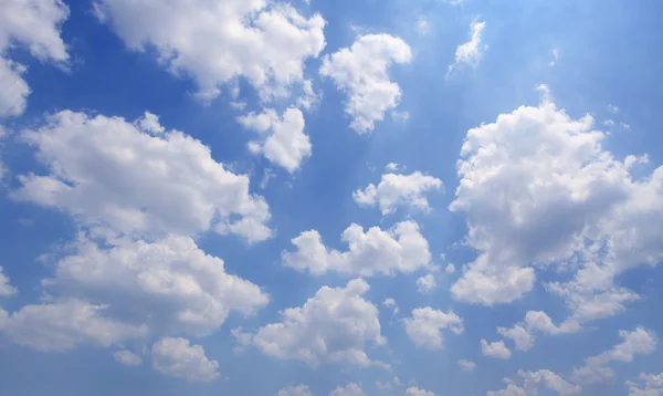 Μπλε ουρανός και άσπρα σύννεφα. — Φωτογραφία Αρχείου