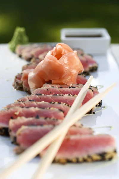 Sezam i pieprzu inkrustowane tuńczyka — Zdjęcie stockowe