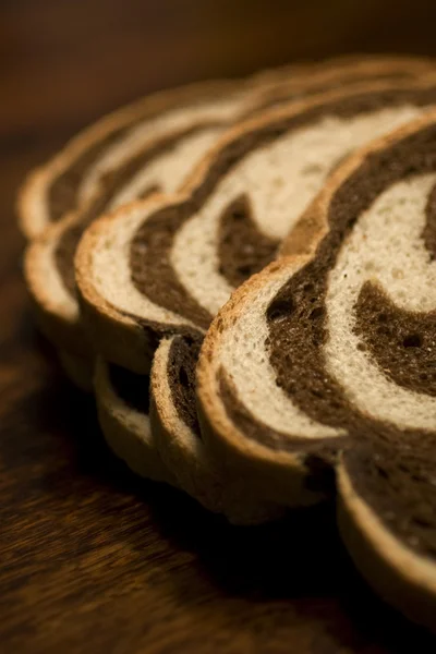 黒パンとライ麦パンを旋回します。 — ストック写真