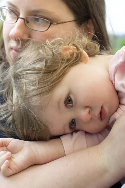 Yorgun çocuk rahatlatıcı anne ile — Stok fotoğraf