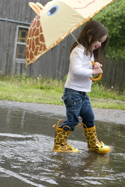 Κορίτσι πιτσίλισμα στη βροχή — Φωτογραφία Αρχείου