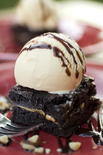 Brownie pegajoso con helado —  Fotos de Stock