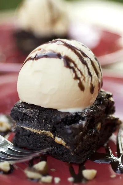 Brownie appiccicoso con gelato Foto Stock