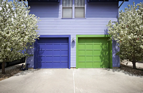 Blå & gröna garageportar Royaltyfria Stockfoton
