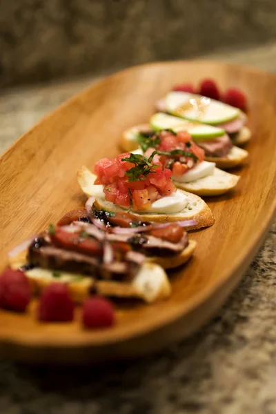 Bruchetta Appetizers on Wood Platter — Stock Photo, Image