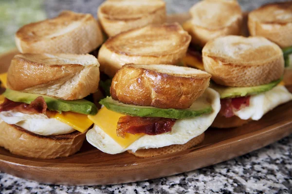 鸡蛋、 牛油果早餐三明治 — 图库照片