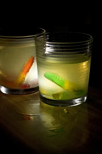 Spooky cocktails gummy wormen — Stockfoto