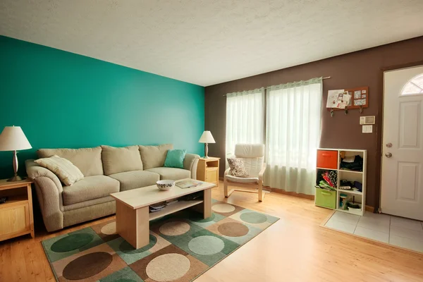 Turkusowy i brązowy pokój rodzinny — Zdjęcie stockowe