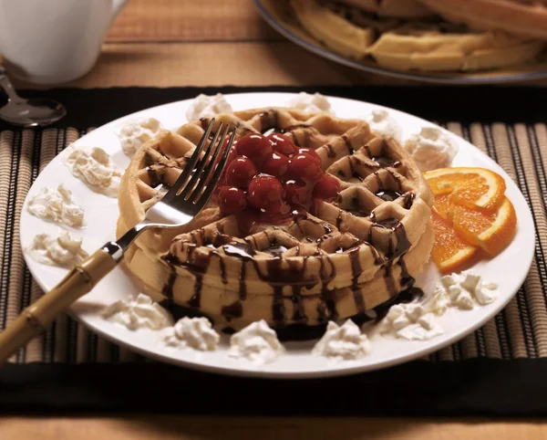 Waffles decadentes com cerejas — Fotografia de Stock