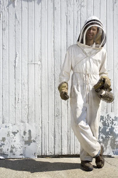 Пчеловод со скрещенными ногами — стоковое фото