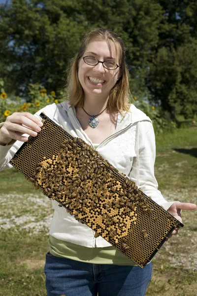 Mutige Frau hält Bienenstock — Stockfoto