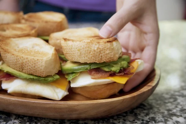 Servírování vajec sendviče — Stock fotografie