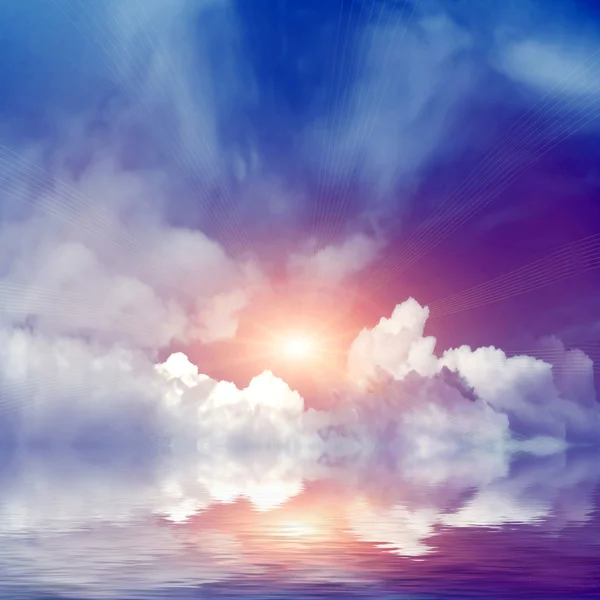 Güneş gökyüzünde ve su — Stok fotoğraf