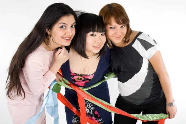 Три щасливі дівчата зі стрічками — стокове фото