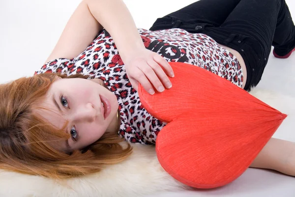 Chica sosteniendo corazón rojo —  Fotos de Stock