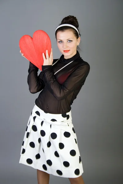 Hermosa mujer sosteniendo corazón rojo — Foto de Stock