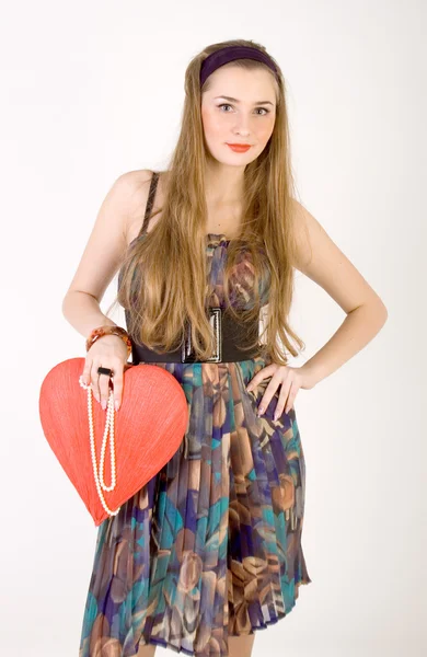 Mulher bonita segurando coração vermelho — Fotografia de Stock