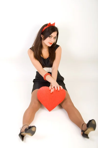 Hermosa mujer sosteniendo corazón rojo —  Fotos de Stock