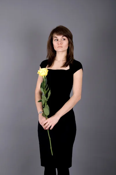 黄玫瑰的漂亮女孩 — 图库照片