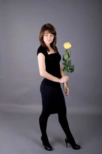 Mooi meisje met gele roos — Stockfoto
