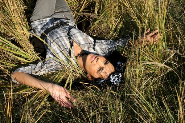 शेतात झोपलेला सुंदर तरुण स्त्री — स्टॉक फोटो, इमेज