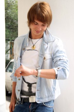 yakışıklı erkek arkadaşı için bekliyor