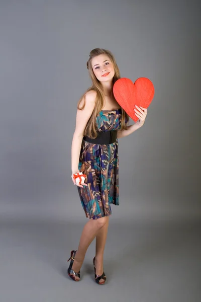 Красива жінка тримає червоне серце — стокове фото