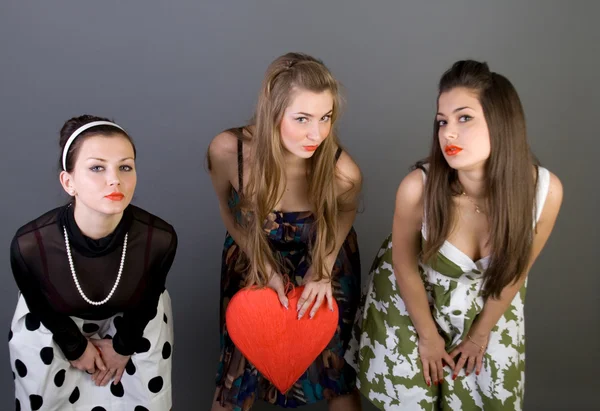 Tři šťastné holky drží červené srdce — Stock fotografie