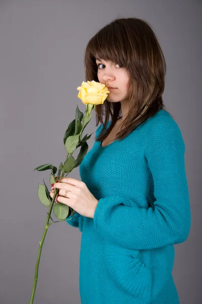 Beautiful girl with yellow rose — Stock Photo, Image