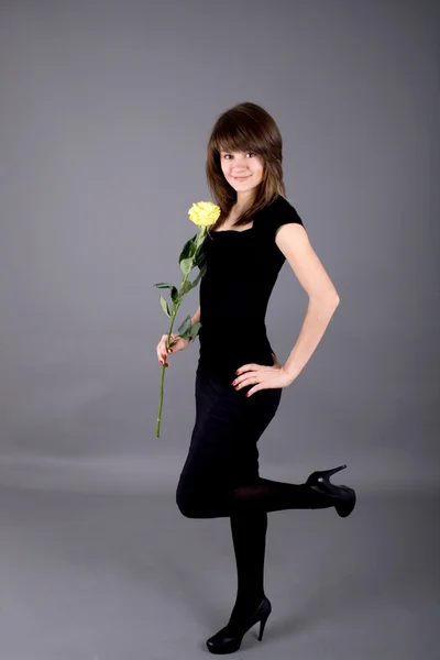 Krásná dívka s žlutá růže — Stock fotografie