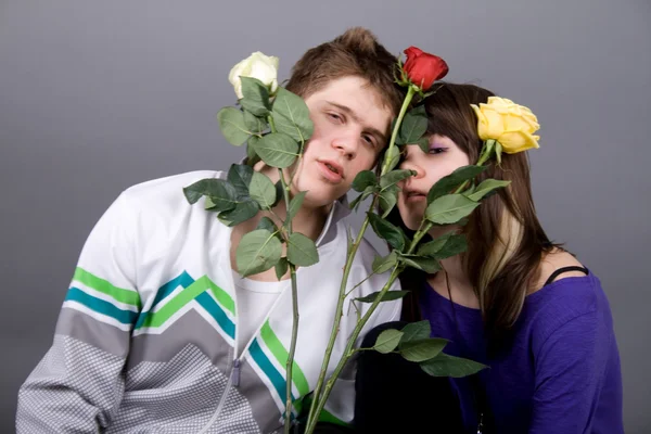 Romantisches Paar mit Rosen — Stockfoto