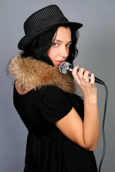 Güzel kadın şarkıcı şarkı söylemek — Stok fotoğraf
