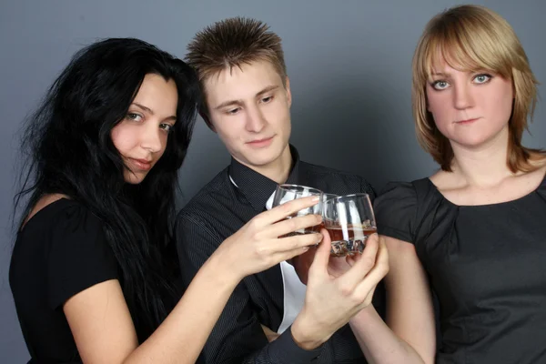 Drei Freunde trinken Whisky — Stockfoto