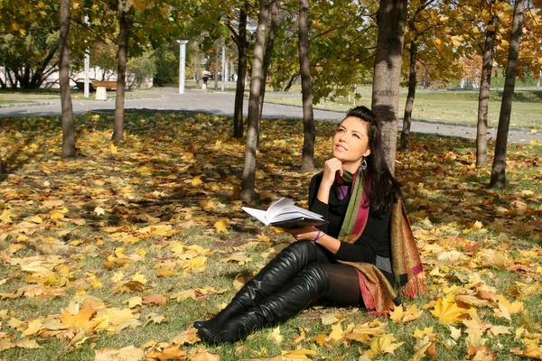 Femme souriante lisant un livre — Photo