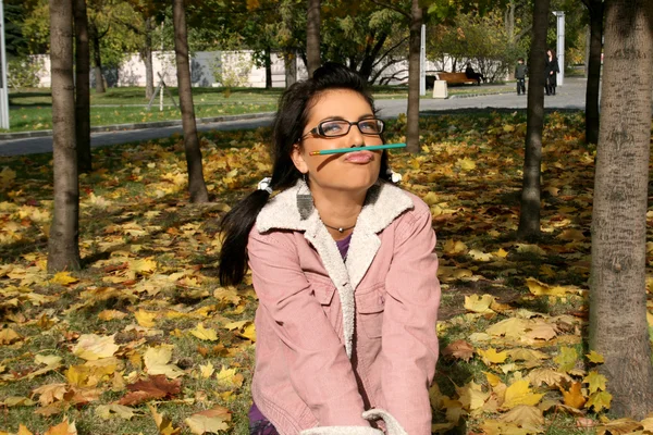 Lustige Hochschule mit Spaß im Herbstpark — Stockfoto