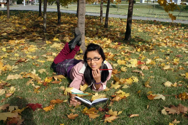 Divertente college girl studiare — Foto Stock