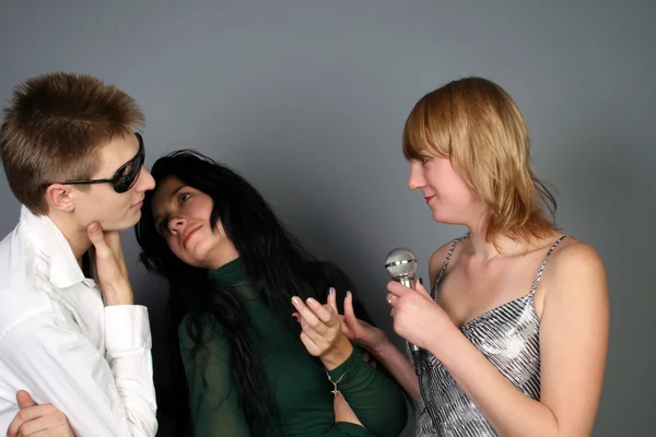 Tři přátelé zpívá píseň — Stock fotografie