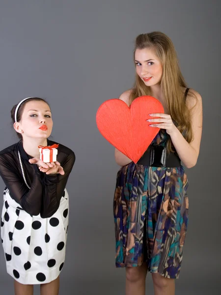 Due ragazze felici con il cuore rosso — Foto Stock