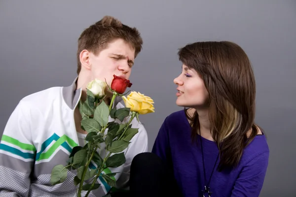 Romantisches Paar mit Rosen — Stockfoto