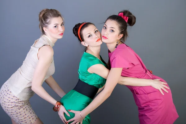Trzy dziewczyny stylu retro szczęśliwy — Zdjęcie stockowe