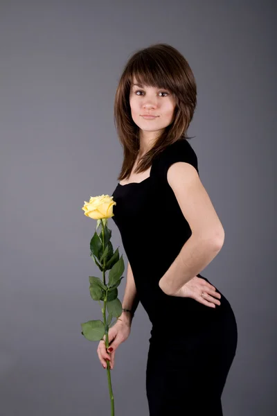 Красива дівчина з жовтою трояндою — стокове фото