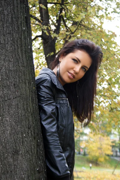 Mooie jonge vrouw stond in de buurt van boom — Stockfoto