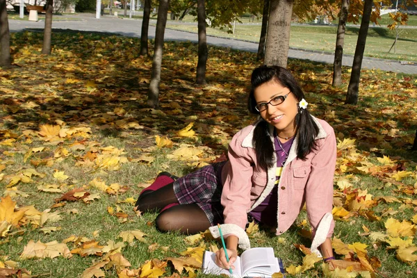 Divertida chica universitaria estudiando — Foto de Stock