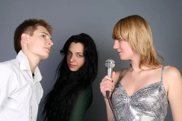 Три друзі співають пісню — стокове фото