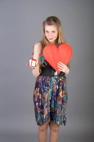 Güzel bir kadın tutarak kırmızı kalp — Stok fotoğraf
