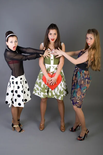 赤いハートを保持している三幸せな女の子 — ストック写真