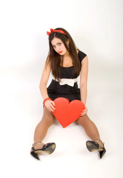 Hermosa mujer sosteniendo corazón rojo — Foto de Stock