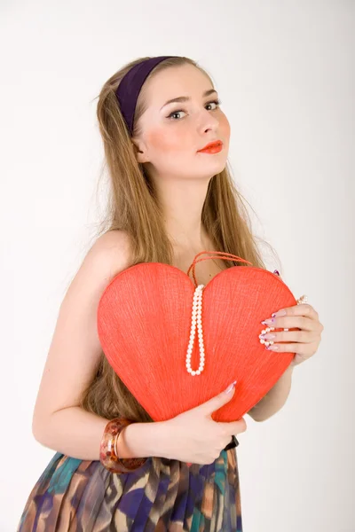 Красива жінка тримає червоне серце — стокове фото