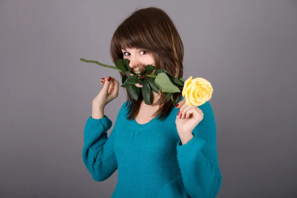 Όμορφη κοπέλα με κίτρινο τριαντάφυλλο — Φωτογραφία Αρχείου